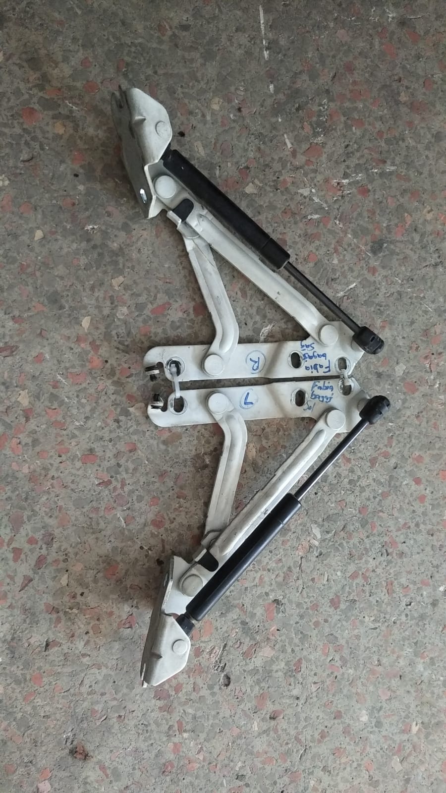skoda-fabia-cikma-orijinal-sedan-sag-sol-bagaj-mentesesi Skoda Fabia Çıkma Orijinal Sedan Sağ-Sol Bagaj Menteşesi